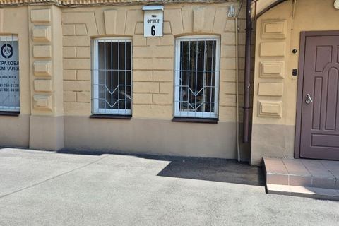 Вхід до офісу страхового агента PZU у Дніпрі